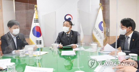 홍남기 경제부총리 겸 기획재정부 장관이 12일 서울 광화문 정부서울청사에서 '2021년 4월 고용동향'을 주요 내용으로 관계장관회의(녹실회의)를 주재하고 있다. <연합뉴스>